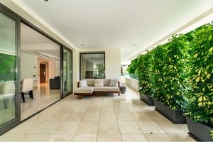 Elegant outdoor living area with modern furniture and privacy hedges in Los Monteros Park