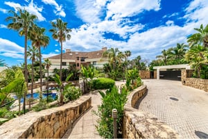 Premium beachfront property Los Monteros Park in Marbella, surrounded by tropical gardens and luxury amenities